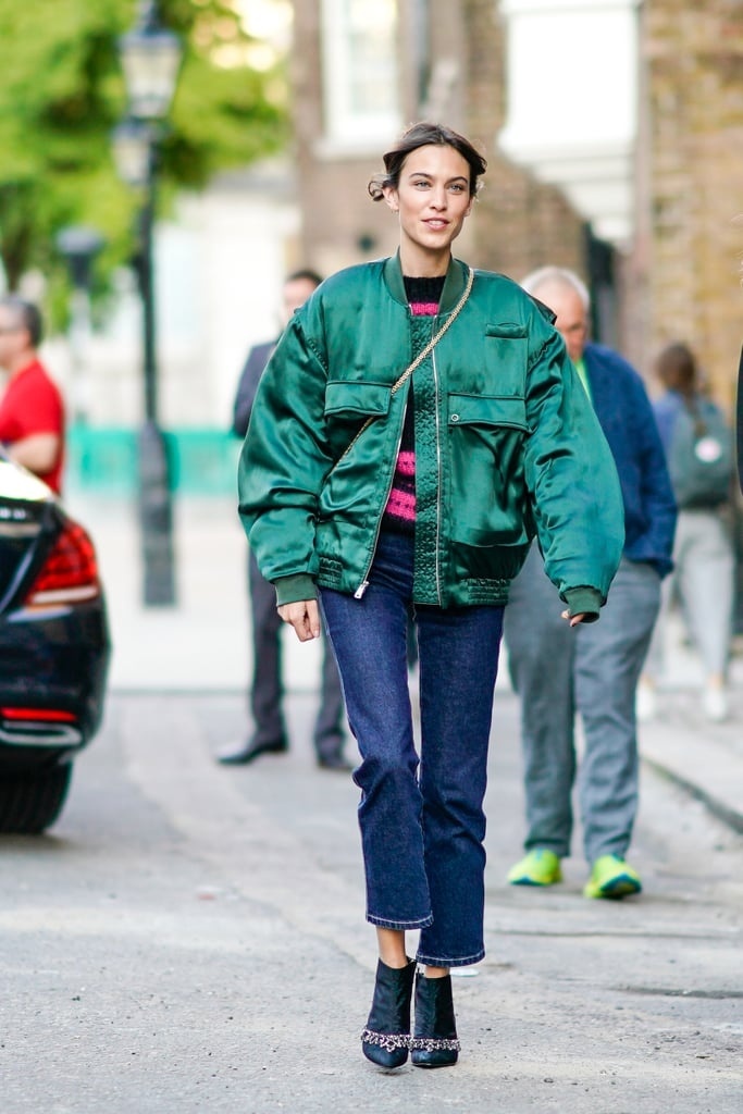 Alexa Chung chọn cho mình quần jeans cắt gấu cùng áo thun, áo khoác bomber và đôi ankle boots đi dạo phố.