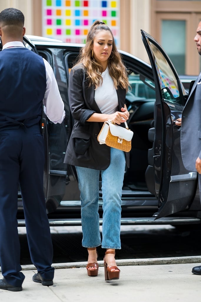 Jessica Alba xuống phố với quần jeans cắt gấu, áo phông trắng và áo blazer thanh lịch. Chiếc túi xách là điểm nhấn nổi bật cho cả set đồ.