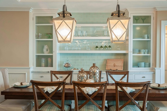 Nếu bạn muốn phòng ăn nhà mình mang phong cách trung tính, hãy lựa chọn gam màu xanh lơ nhẹ nhàng. Nội thất kim loại giúp phản chiếu ánh sáng từ đèn trong nhà bếp và giúp gian bếp nhà bạn trông sáng sủa và sang trọng hơn nhiều lần.