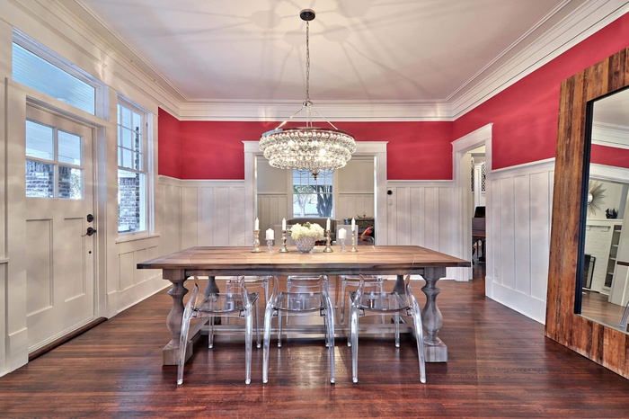 2 gam màu đỏ và trắng giúp không gian phòng ăn thêm ấm cúng và lãng mạn.