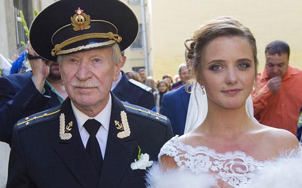 Natalia Krasko vẫn chưa chịu ly hôn với tài tử 88 tuổi.