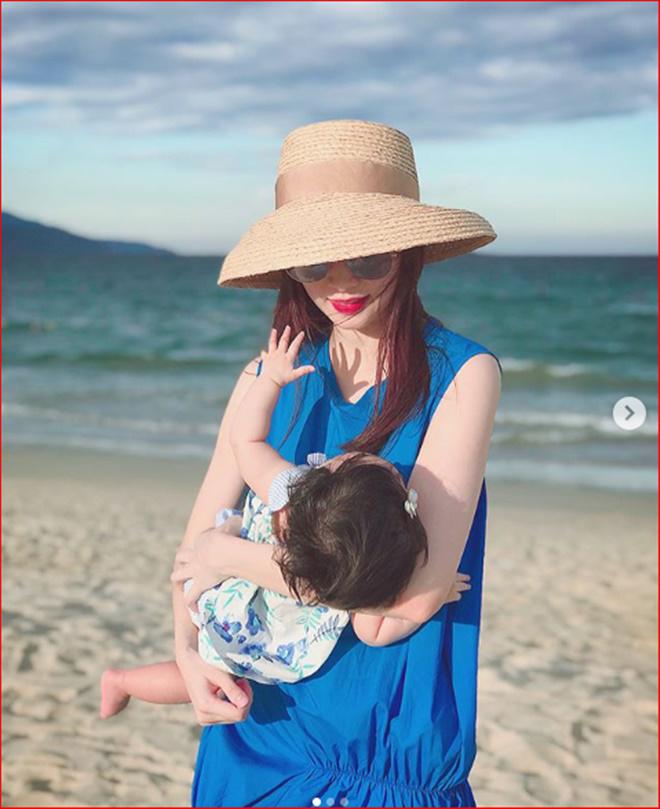 Hoa hậu Thu Thảo nổi bật, quyến rũ khi vui đùa với con gái nhỏ trên bãi cát.