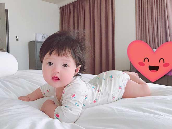 Sau 6 tháng sinh con, đây là bức ảnh duy nhất lộ rõ mặt của con gái Thu Thảo - Trung Tín.