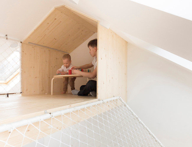 Trong khi thiết kế, các kiến trúc sư muốn trẻ nhỏ có thể thoải mái chơi ở hai tầng trên, trong khi người lớn vẫn có không gian riêng để thức dậy và chào buổi sáng sớm mà bị lũ trẻ làm phiền. Tấm lưới đặc biệt bảo đảm an toàn trong lúc lũ trẻ vui chơi
