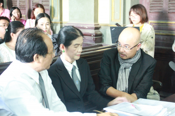Ông Vũ trao đổi với luật sư về một số nội dung tại phiên tòa.
