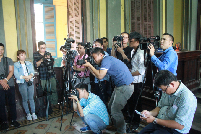 Rất đông phóng viên tác nghiệp tại phiên tòa.