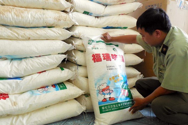  Các đối tượng thường sử dụng nguyên liệu là bột ngọt Trung Quốc có trọng lượng 25kg/bao để sản xuất bột ngọt giả kiếm lợi. 