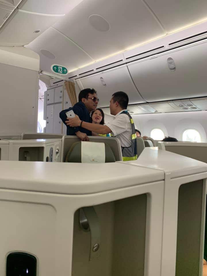  Nhân viên hàng không yêu cầu nam hành khách say xỉn, có hành vi sàm sỡ khách đi cùng rời khỏi máy bay. 