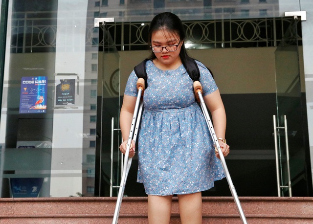  Nữ sinh Nguyễn Minh Vân mắc chứng bệnh xương thủy tinh từng trên dưới 20 lần bó bột vì gãy xương.