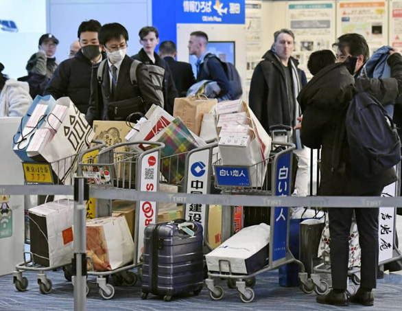  Hàng viện trợ, bao gồm khẩu trang, tại sân bay Haneda, Nhật ngày 28/1 trước khi được đưa lên máy bay đến TP Vũ Hán, Trung Quốc vào ngày 29/1. Ảnh: Kyodo