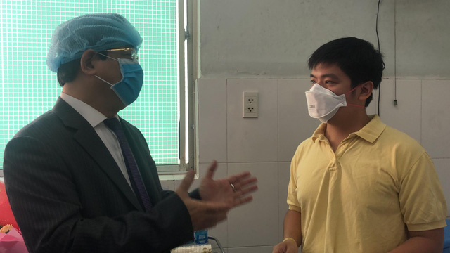  Ông Lương Ngọc Khuê - Cục trưởng Cục Quản lý khám Chữa bệnh (Bộ Y tế) thăm hỏi bệnh nhân Li Zichao