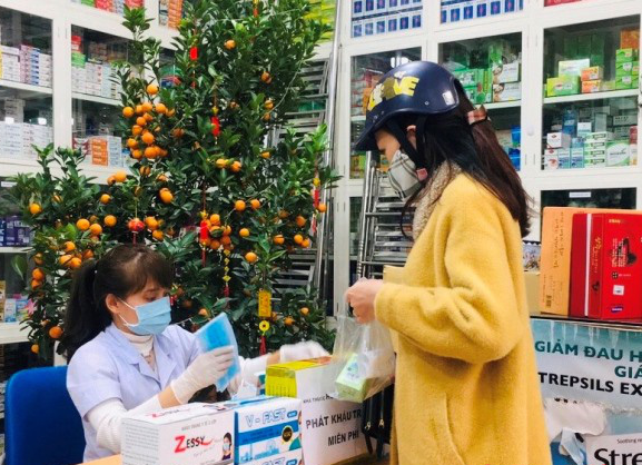  Bệnh viện Đa khoa tỉnh Thanh Hóa cũng phối hợp với một công ty dược phẩm phát khẩu trang miễn phí cho bệnh nhân và người dân.