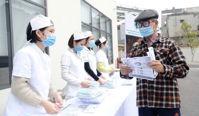  Cán bộ, y bác sĩ tại Bệnh viện đa khoa tỉnh Thái Bình tổ chức phát khẩu trang miễn phí cho người dân.