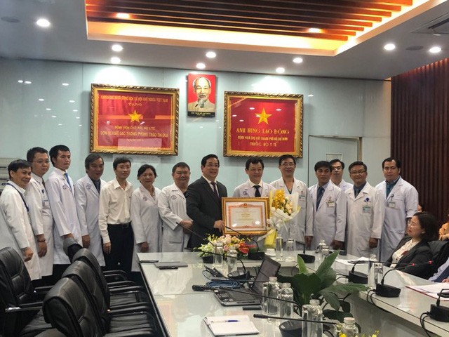  PGS.TS Lương Ngọc Khuê trao Bằng khen của Thủ tướng Chính phủ tặng Bệnh viện Chợ Rẫy.