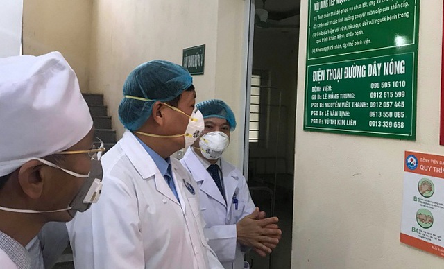  Thứ trưởng Bộ Y tế Đỗ Xuân Tuyên kiểm tra công tác phòng chống dịch bệnh do virus corona tại Vĩnh Phúc. Ảnh: T.B.