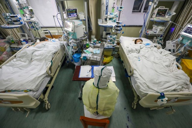  Một nhân viên y tế theo dõi các bệnh nhân tại phòng chăm sóc đặc biệt ở Vũ Hán hôm 6/2. (Ảnh: EPA)