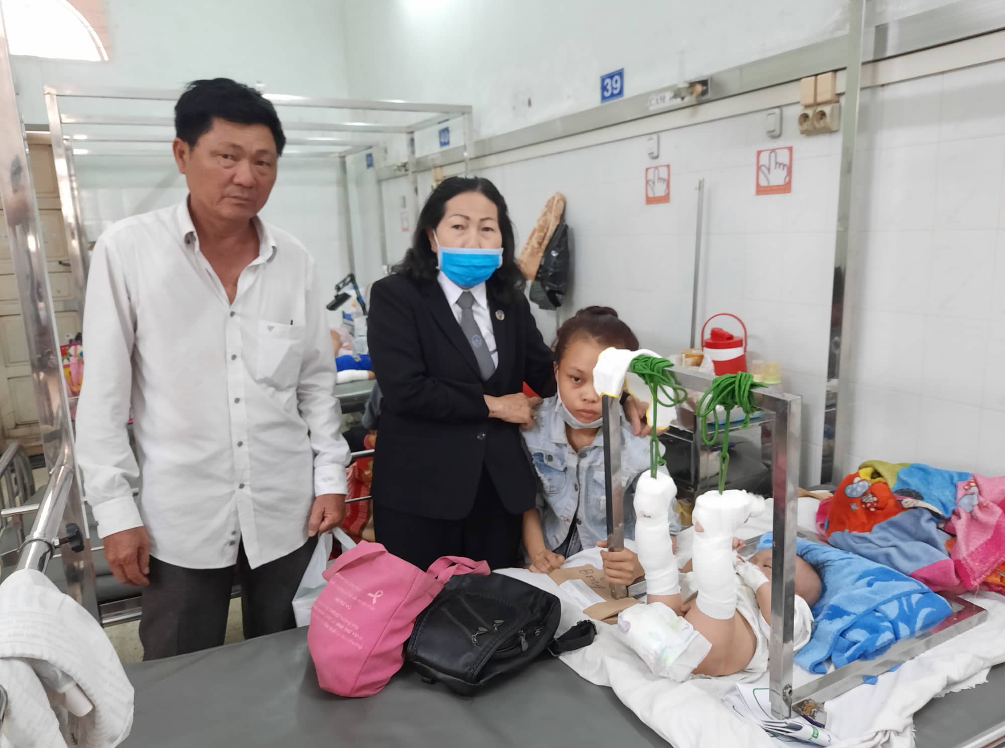    Cháu K. bị thương tích 37% và vẫn đang được điều trị tại Bệnh viện Nhi Đồng 2, TP HCM.