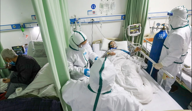 Các nhân viên y tế điều trị bệnh nhân nhiễm virus corona tại bệnh viện ở Vũ Hán. (Ảnh: Reuters)