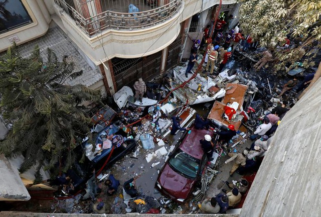 Khu dân cư đổ nát vì vụ rơi máy bay (Ảnh: Reuters)