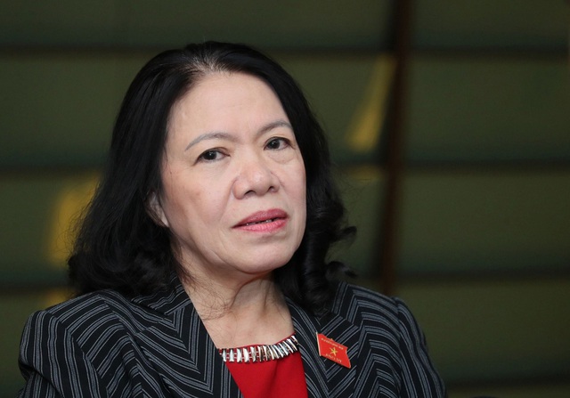  Bà Nguyễn Thị Xuân Thu - Chủ tịch Hội Chữ thập đỏ Việt Nam trao đổi với báo chí bên hành lang Quốc hội. (Ảnh: Quốc Chính)
