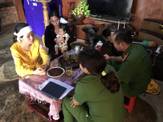  Công an tỉnh Đắk Nông làm việc với nạn nhân vụ án