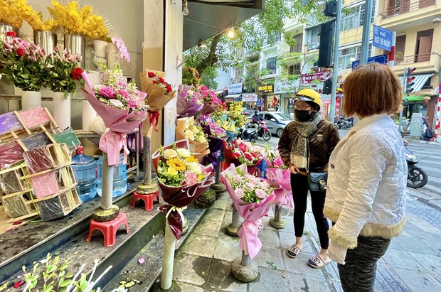  Các tiệm hoa năm nay chủ yếu bán bó hoa, lẵng hoa thay vì bán hoa lẻ. (Ảnh: Minh Hiếu/Vietnam+)