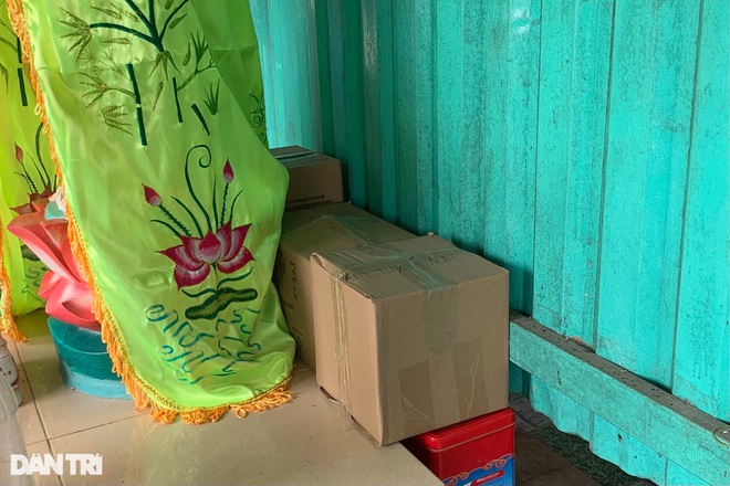 3 hũ tro cốt của mẹ và ông bà Mai Khanh vẫn còn để nguyên trong hộp, đặt dưới chân tượng Phật Quan Âm trong nhà chứ chưa thể an táng được vì dịch bệnh.