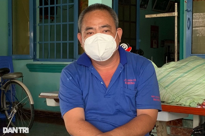 Ông Nguyễn Thanh Hải rưng rưng nước mắt khi kể về câu chuyện tang thương của gia đình.