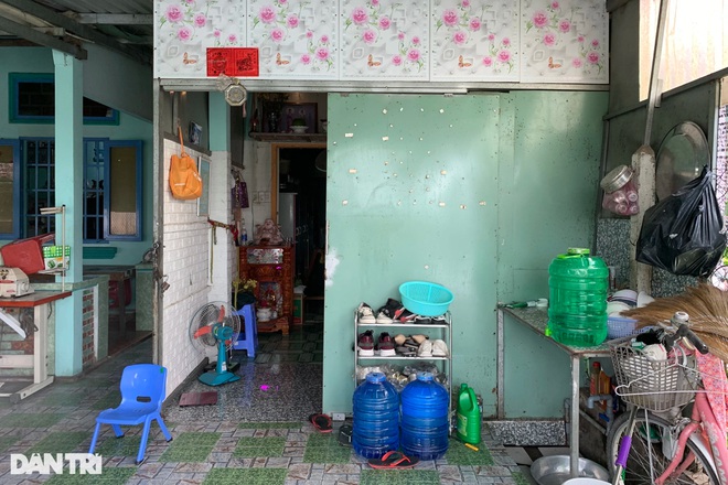 Căn nhà nhỏ từng ấm áp tình thương cha mẹ giờ chỉ còn một mình cô bé 14 tuổi lủi thủi với sự quạnh hiu và nỗi nhớ người thân da diết.