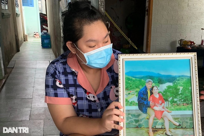 Nhìn bức hình của cha mẹ trên tay, Mai Khanh đã không kìm được những giọt nước mắt.