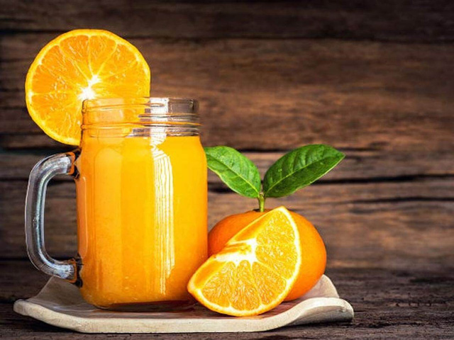  Nước cam giàu vitamin C tốt cho F0 điều trị tại nhà.