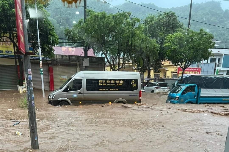  Sau trận mưa lớn kéo dài, nhiều tuyến phố ở TP Sơn La bị ngập sâu (Ảnh: Hoàng Thổ).