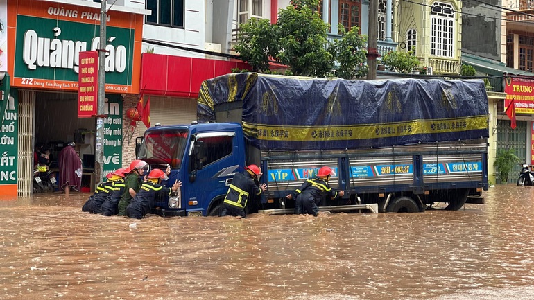  Lực lượng chức năng cứu hộ nhiều xe ô tô bị chết máy tại các tuyến đường ngập sâu ở TP Sơn La (Ảnh: Tuổi trẻ Công an Sơn La).