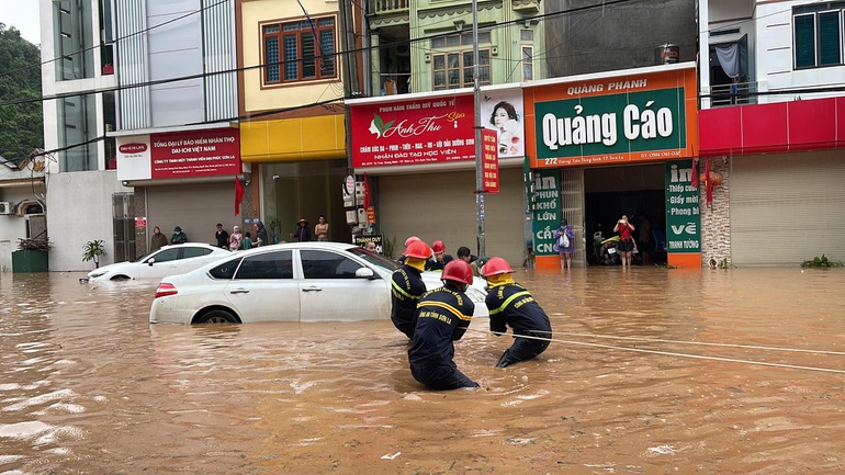  Công an tỉnh Sơn La nỗ lực cứu hộ một chiếc xe con 