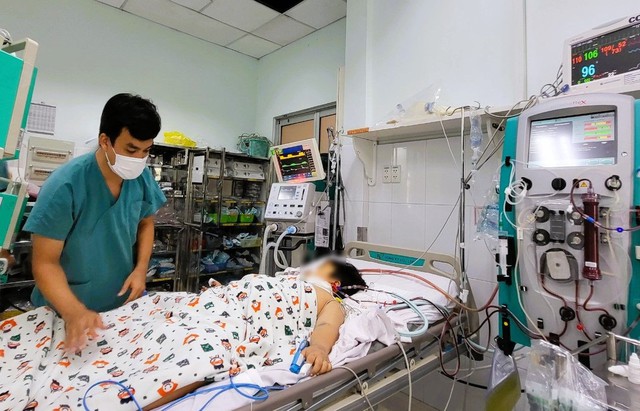  Một bệnh nhi bị sốt xuất huyết nặng được điều trị tại Bệnh viện Nhi đồng 2 TP.HCM.