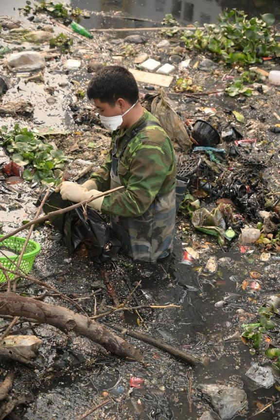  Qua những buổi dọn rác, các thành viên Hà Nội Xanh mong muốn truyền thông điệp bảo vệ môi trường đến mọi người.