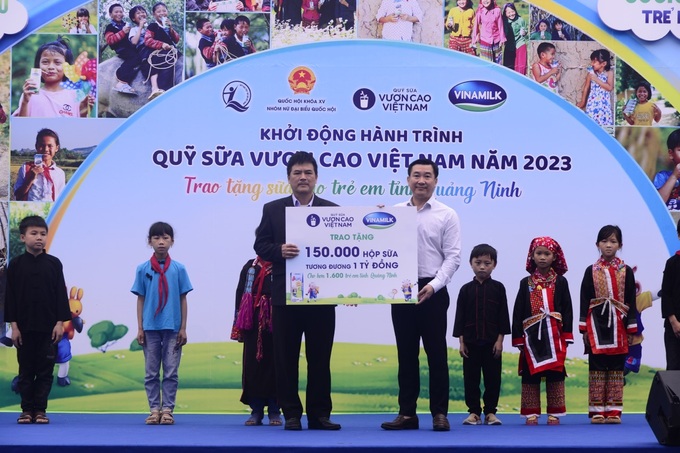  Đại diện Vinamilk trao tặng 150.000 hộp sữa, trị giá 1 tỷ đồng, cho hơn 1.600 trẻ em Quảng Ninh năm 2023 (Ảnh: VNM).