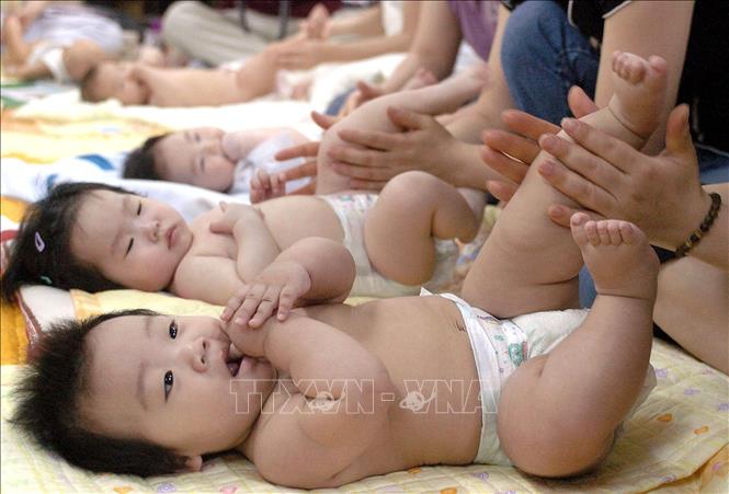  Các bà mẹ thực hành chăm sóc bé sơ sinh tại Seoul, Hàn Quốc. Ảnh: AFP/TTXVN