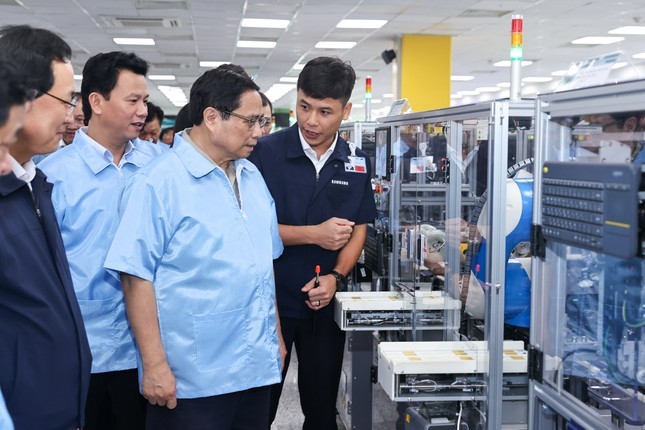 Thủ tướng Phạm Minh Chính thăm dây chuyền sản xuất của Samsung Việt Nam. 