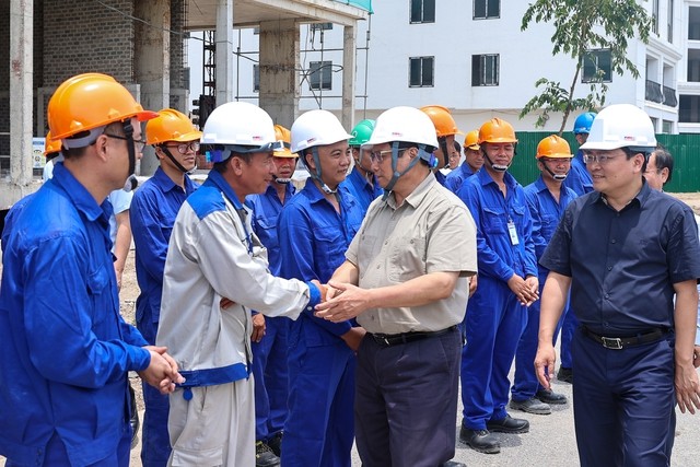 Thủ tướng thăm hỏi, động viên công nhân tại dự án - Ảnh: VGP 