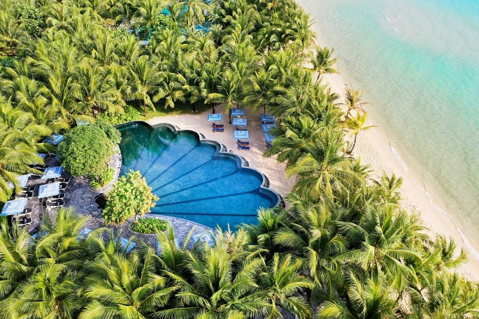 Bể bơi của JW Marriott Phu Quoc Emerald Bay Resort nổi bật giữa khung cảnh của Bãi Kem. Ảnh: Hoàng Hà