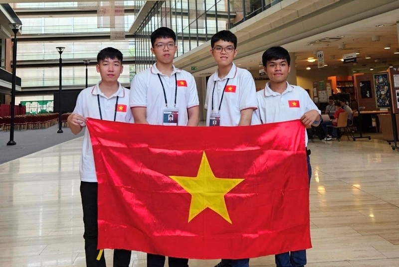  Cả 4 học sinh dự thi Olympic Tin học quốc tế (IOI) năm 2023 của Việt Nam đã cùng xuất sắc đoạt được huy chương
