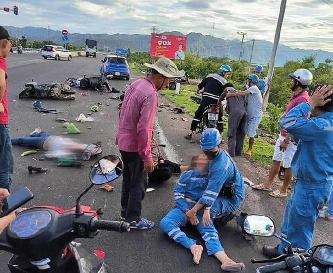  Cú tông mạnh của ô tô khiến nhiều người đi xe máy bị thương - Ảnh: VietNamNet