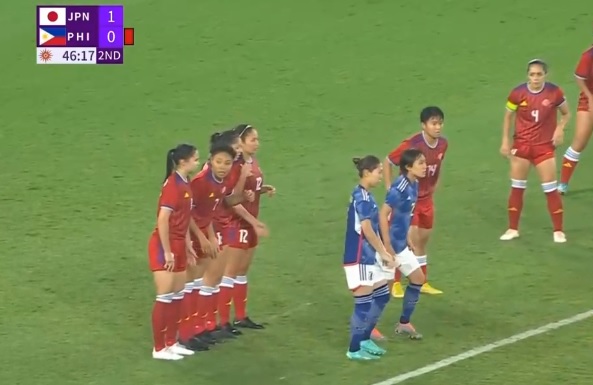  Tuyển nữ Philippines (áo đỏ) đã vỡ trận trong hiệp 2 trước Nhật Bản.