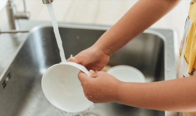  Rửa bát không sạch có thể khiến hóa chất, vi khuẩn tồn tại trên bát đĩa gây hại cho sức khỏe (Ảnh minh họa)