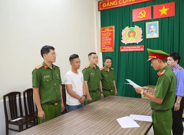  Cơ quan Công an đọc lệnh khởi tố, bắt tạm giam Trần Xuân Đông.  