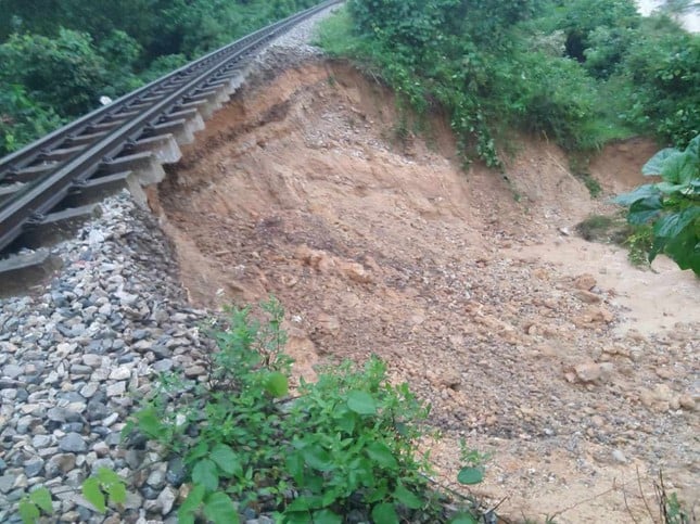  Tuyến đường sắt Bắc - Nam đoan qua địa phận xã Đức Liên, huyện Vũ Quang sạt lở nghiêm trọng