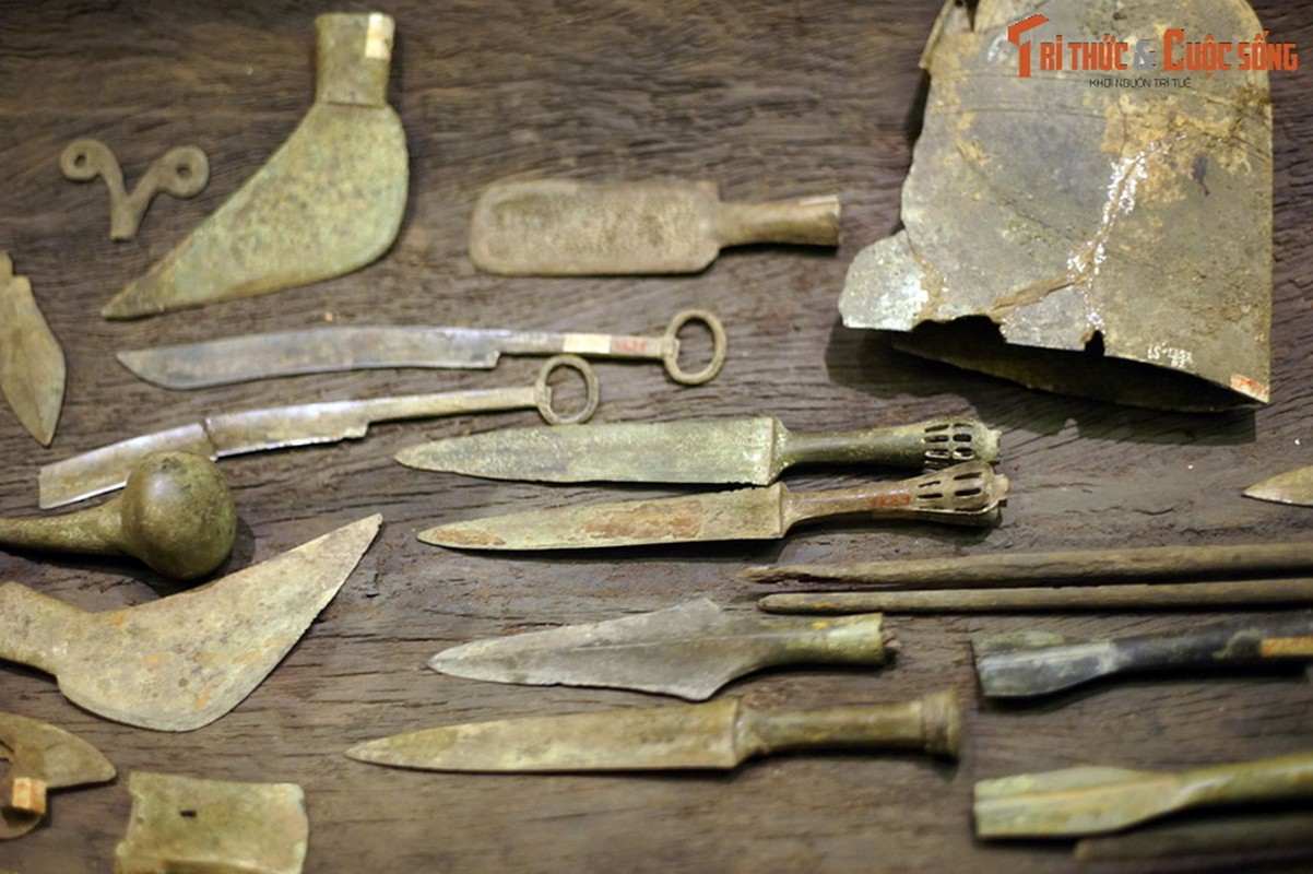 Các hiện vật tìm thấy trong mộ thuyền Việt Khê, văn hóa Đông Sơn.