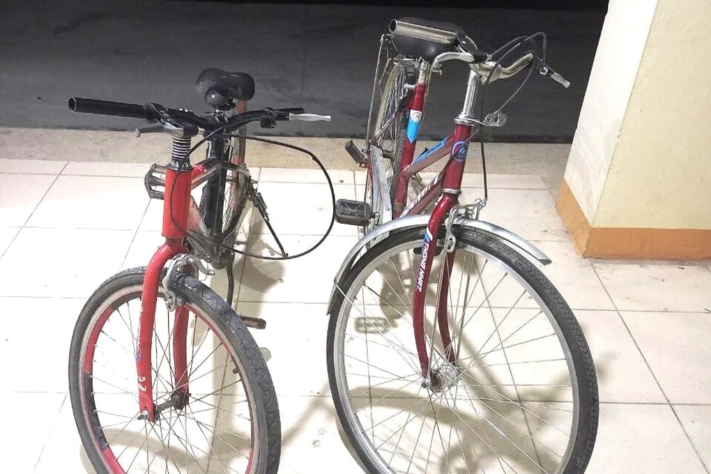  Hai chiếc xe đạp mà các cháu sử dụng để di chuyển (Ảnh: CA)