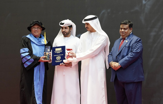  Ông Hoàng Đức Thảo (ngoài cùng bên trái) được Tiểu vương Rasal Khema và Điện hạ Shaikh Saqr Majed Salem Mohammed Al Qasimi thành viên Hoàng gia UAE trao tặng Giải thưởng 